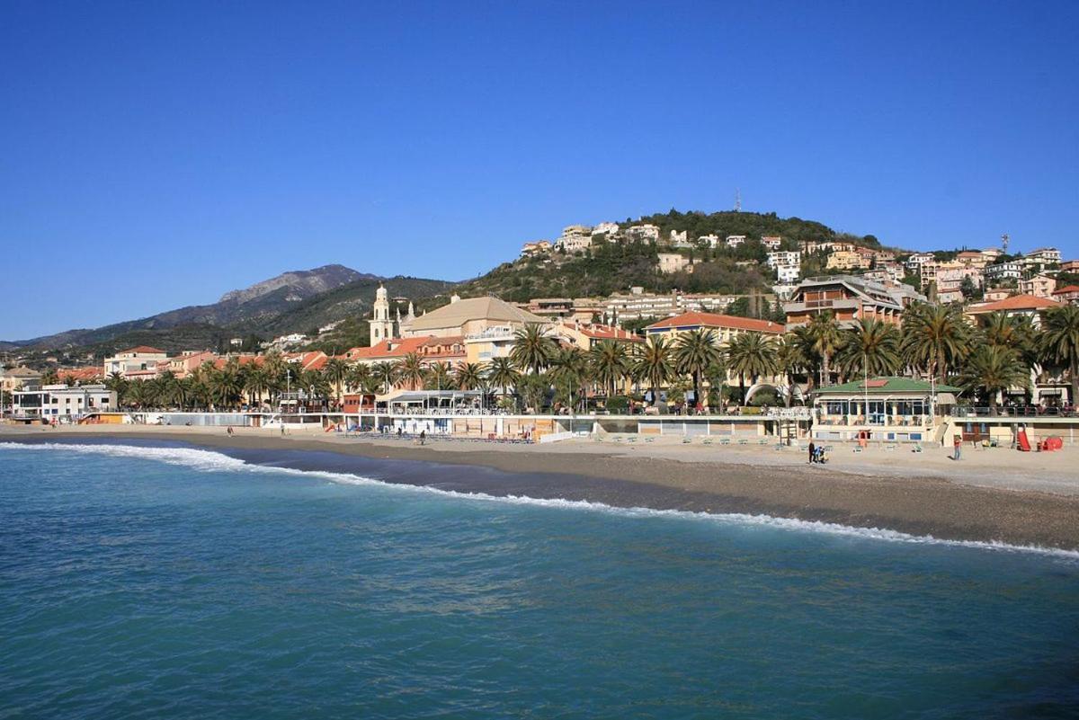 Holiday in Pietra Ligure Esterno foto